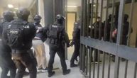 Kravicina grupa dovedena u tužilaštvo pod MAKSIMALNIM OBEZBEĐENJEM: Blindirana vozila uletela u Palatu pravde