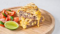 Kombinacija ukusa kojoj nećete odoleti: Sočno mleveno meso i dva sira u zapečenoj tortilji