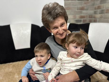 Sneža i Negoslav Stranjančević uživaju sa unučićima