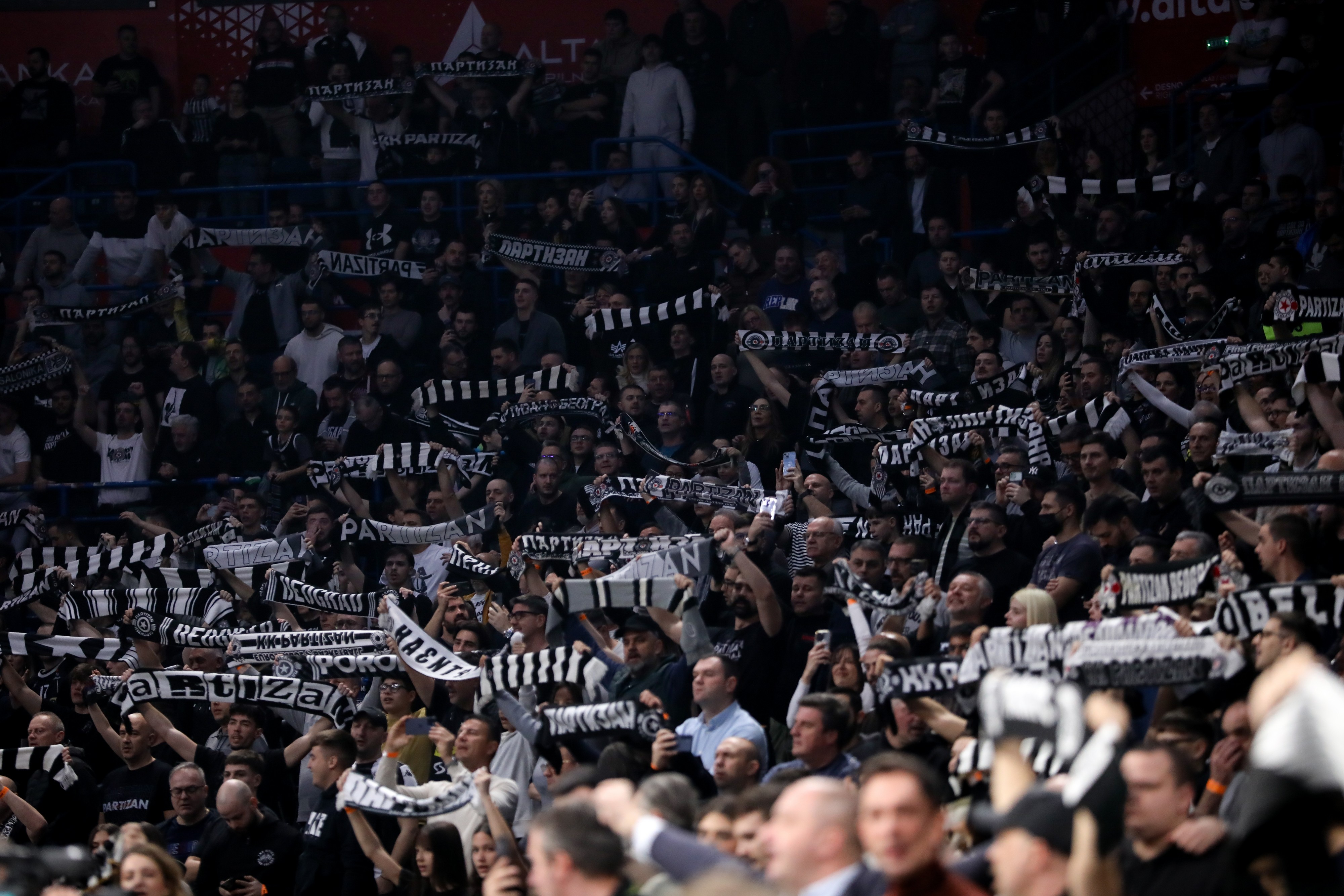 Dok su "lažni" košarkaši Partizana bili na terenu, Grobari u Areni zapevali uvredljivu pesmu