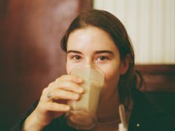 woman drinks, žena, piće, pije, napitak, jutro, kafa,