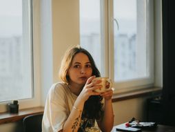 woman drinks, žena, piće, pije, napitak, jutro, kafa,