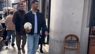 Novak šeta ulicama grada kao "anonimus", kao da nije najbolji teniser ikada, u rukama je nosio loptu...