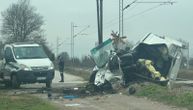 KRVAVO JUTRO KOD ČAČKA: Voz prepolovio kombi, vozač (42) izdahnuo u bolnici nakon jezive borbe za život!