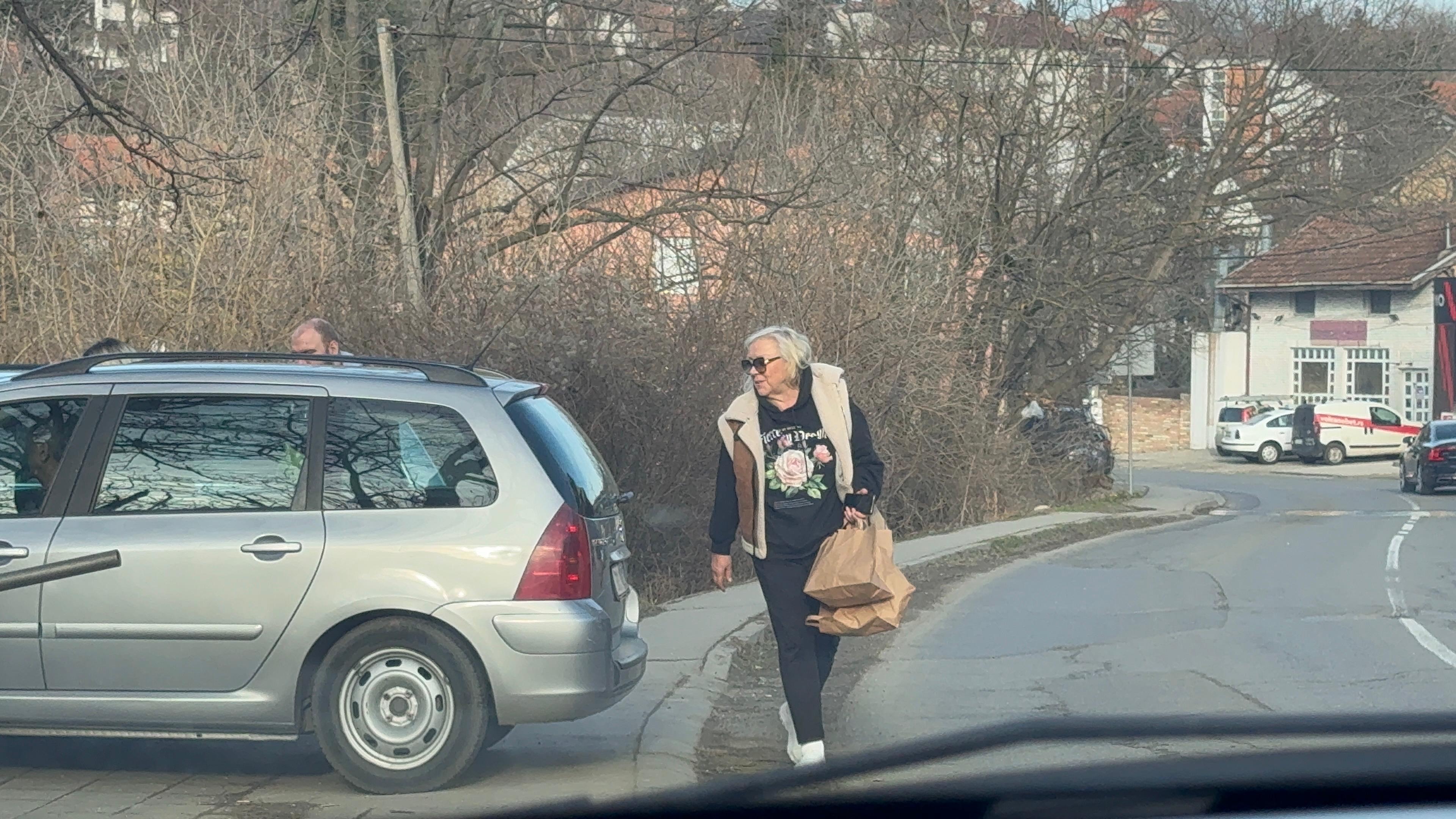 Prvi snimak Zorice Marković nakon hitne hospitalizacije! Sporije se kreće, naredili joj strogo mirovanje