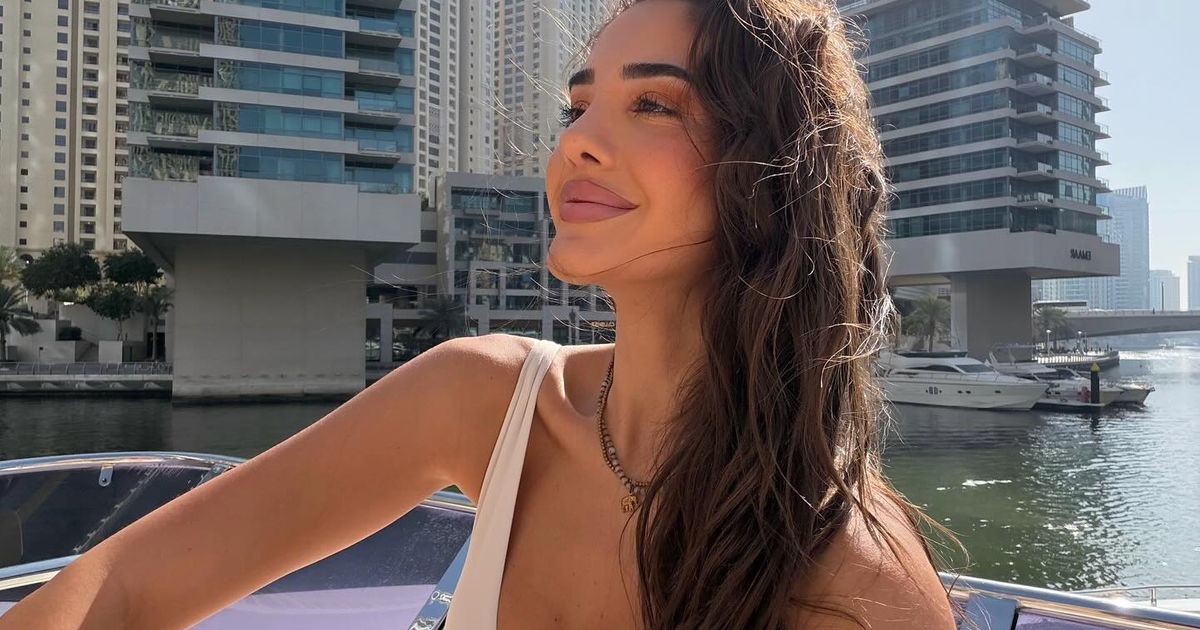 Zbog Anđelinih silikonskih grudi gore mreže: Utegla se u helanke i pokazala dekolte  - sve puca na njoj