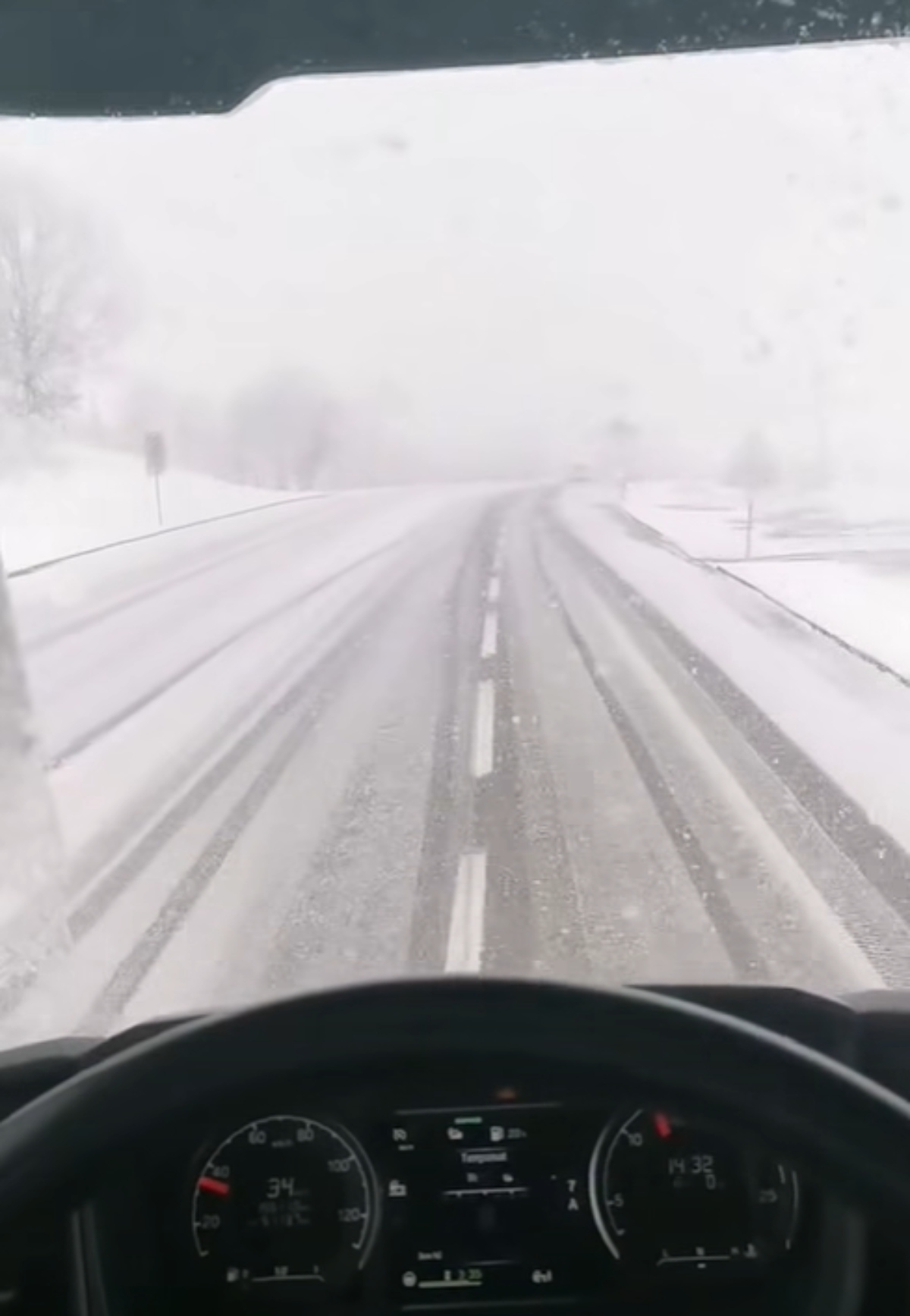 Sve je zavejano! Sneg prekrio i puteve: Bez zimske opreme ne krećite ka ovim delovima Srbije