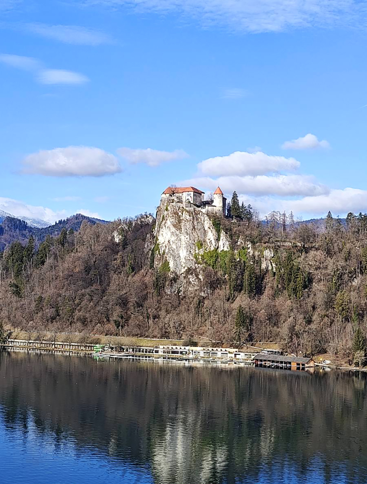 Drama na Bledu: Dete iz Madarske palo sa vidikovca zamka