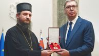 Vučiću uručen orden za za ljubav prema eparhiji bihaćko-petrovačkoj: Ovo mu je episkop Sergije poručio