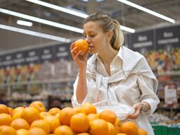 pomorandža, voće, biranje pomorandži, žena, žena u prodavnici
