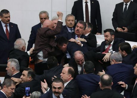 Tuča u turskom parlamentu