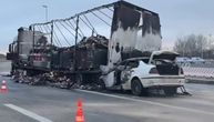 BMW se zakucao u kamion, vozila potpuno ugljenisana: Stravični prizori na putu nakon nesreće kod Hipodroma