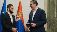 Predsednik Vučić ugostio Islama Mahačeva, Dagestanac mu poklonio rukavice iz istorijskog meča