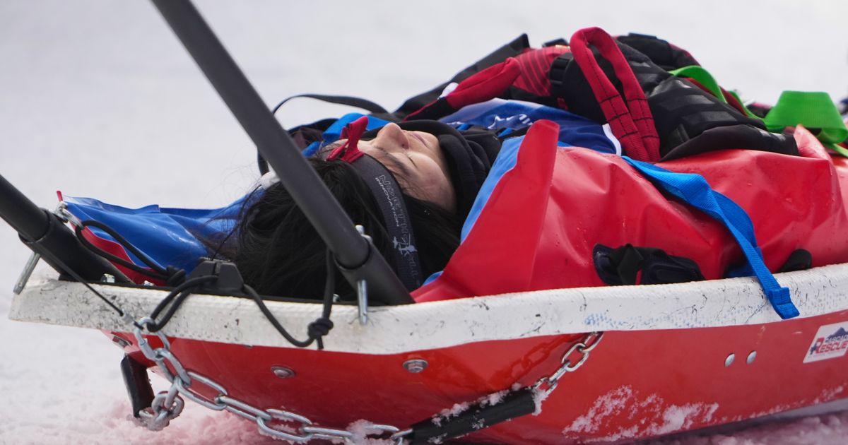 DISTURBING: Chinese woman falls on her head at the Winter Olympics and cannot move, rushed to hospital by helicopter