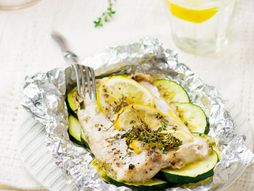 Bela riba u foliji sa povrćem