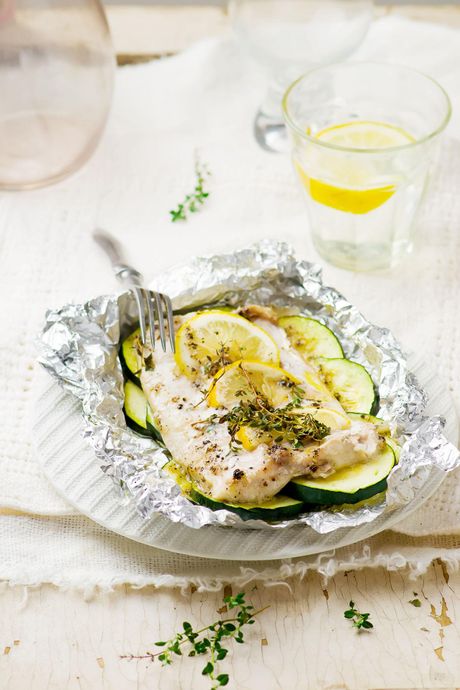 Bela riba u foliji sa povrćem