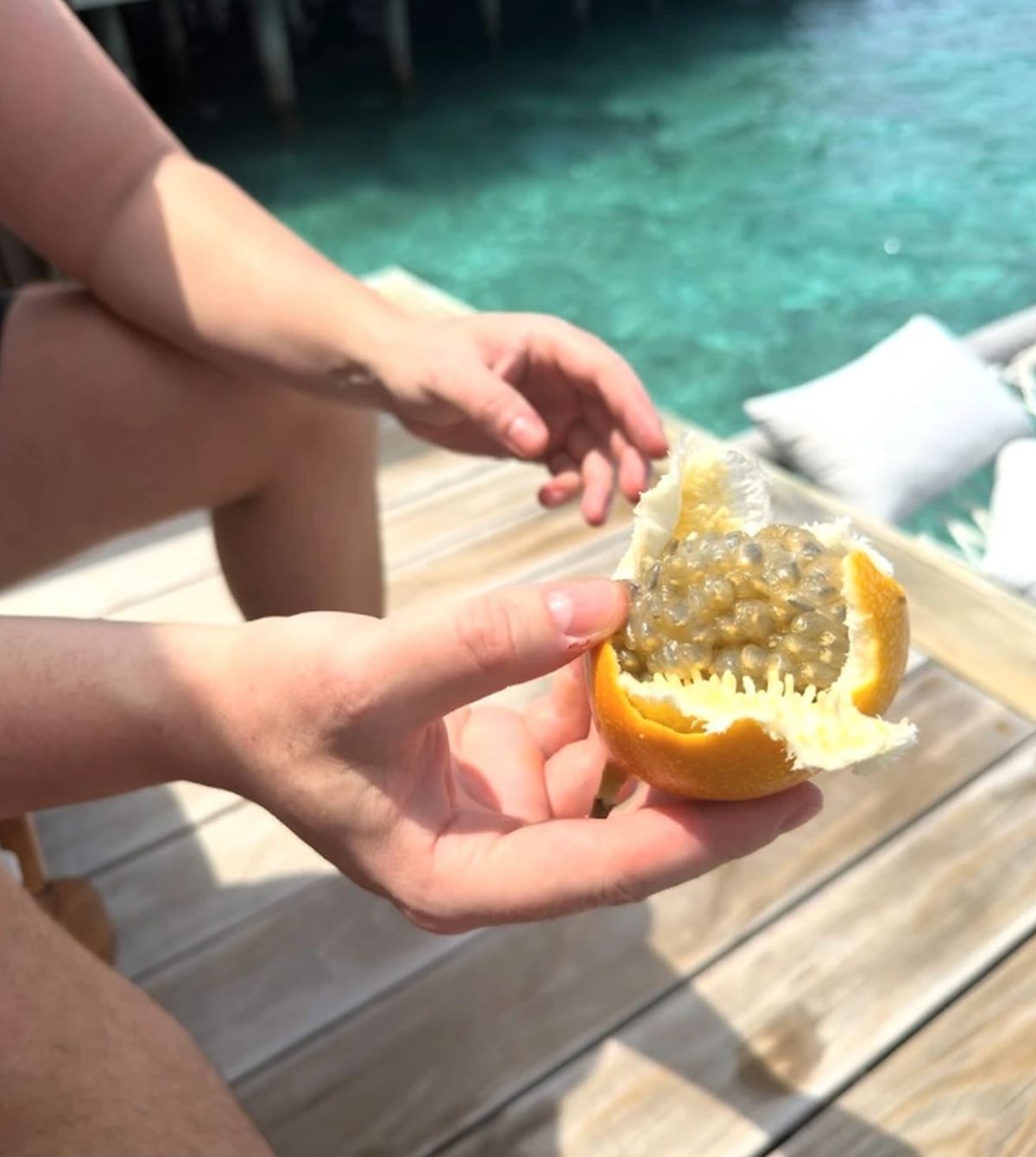 Starleta se baškari na Maldivima sa novim dečkom, a o njenoj vezi sa 40 godina starijim brujao je region