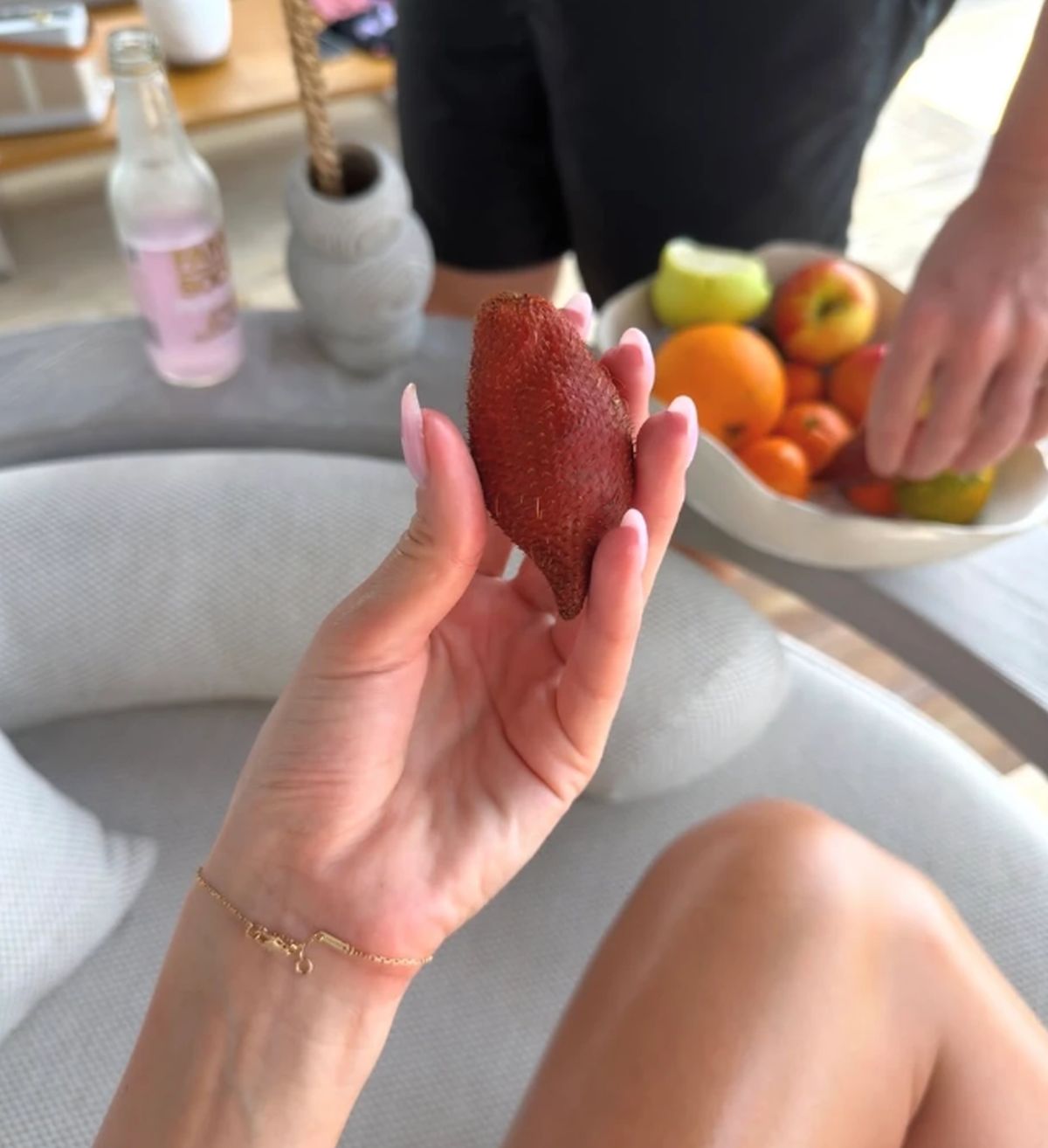 Starleta se baškari na Maldivima sa novim dečkom, a o njenoj vezi sa 40 godina starijim brujao je region