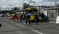 Prve fotografije strašne nesreće kod američke ambasade u Sarajevu: Tramvaj završio na ulici, jedna osoba mrtva