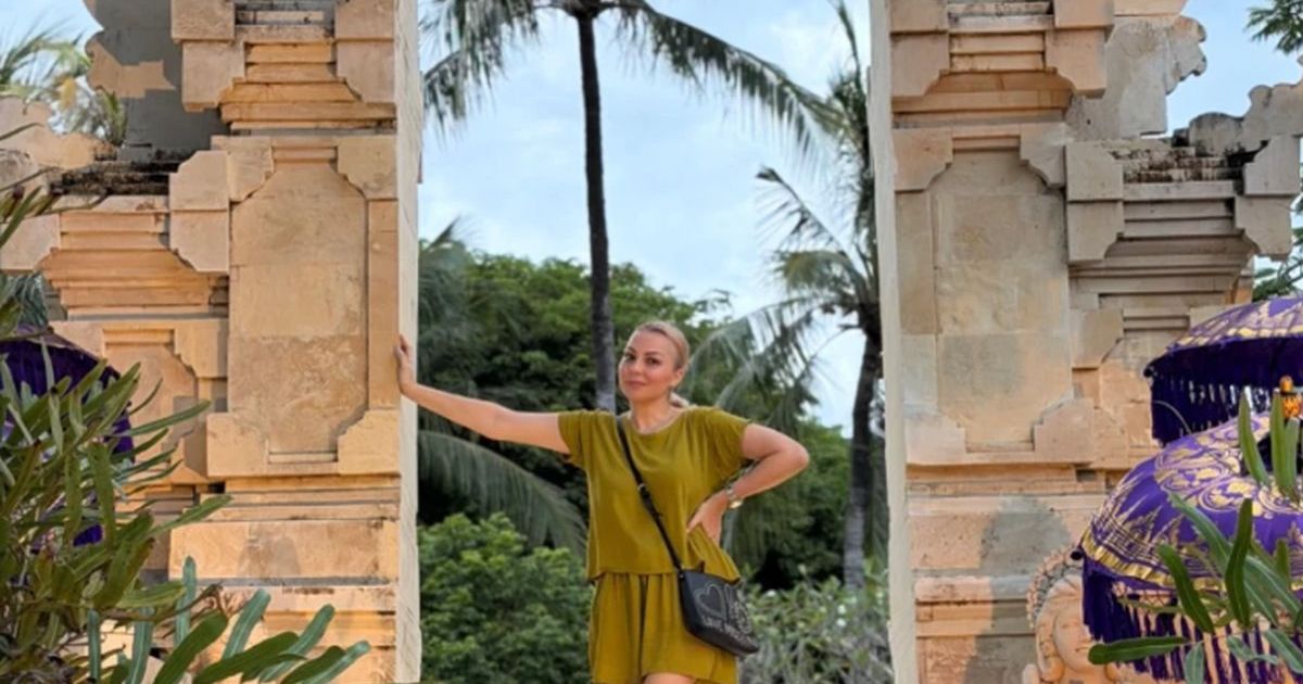 She Fell in Love Through Facebook and Then Had a Daughter with Him: The Singer Enjoys Bali, Having a Handsome Man by Her Side
