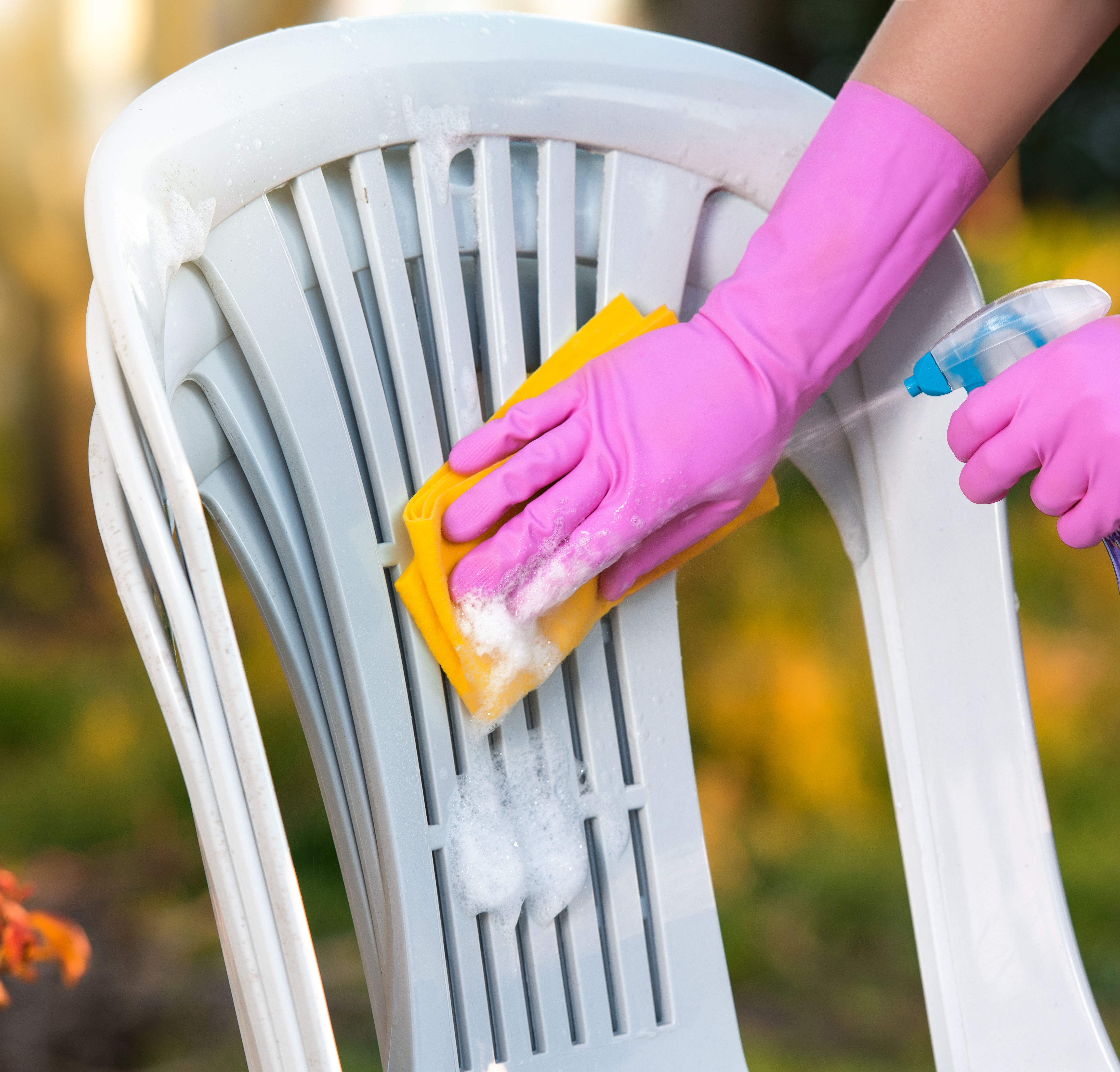 Plastične stolice će ponovo zablistati: Potrebna su vam samo 2 sastojka koja već imate u kuhinji