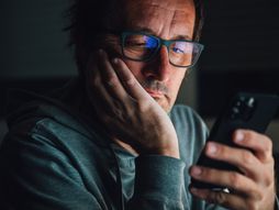 Telefon, skrolovanje, doomscrolling