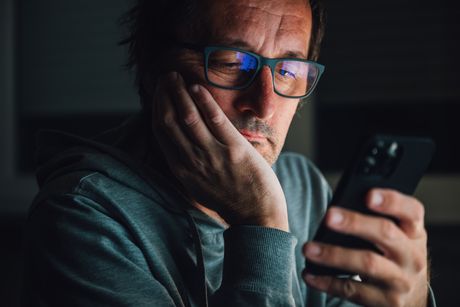 Telefon, skrolovanje, doomscrolling