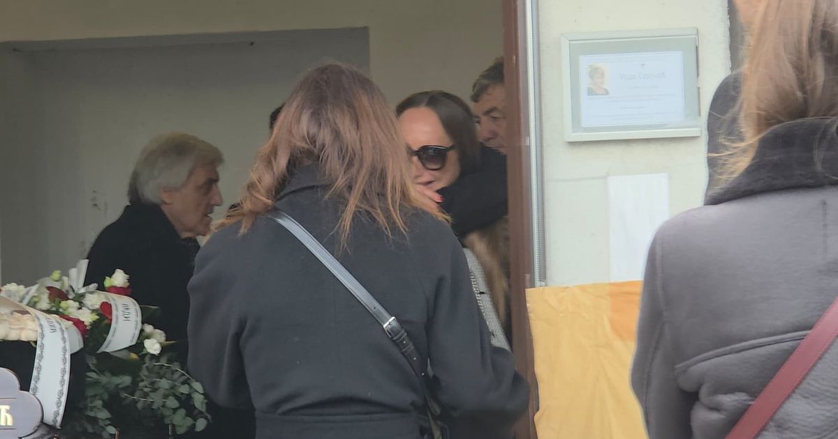 Only two singers attended the funeral of Goga Sekulić's mother: The singer tearfully hugged them tightly