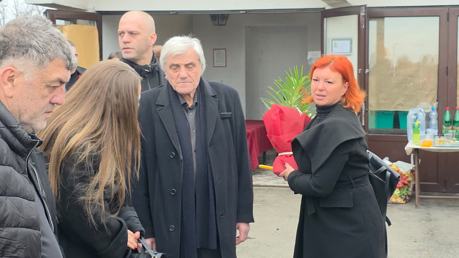 Samo dvoje pevača se pojavilo na sahrani majke Goge Sekulić: Pevačica ih uplakana čvrsto grlila