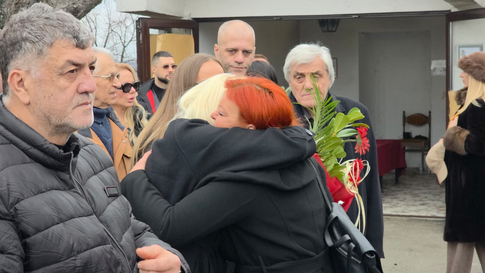 Samo dvoje pevača se pojavilo na sahrani majke Goge Sekulić: Pevačica ih uplakana čvrsto grlila