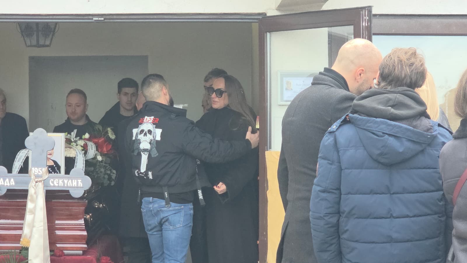 Samo dvoje pevača se pojavilo na sahrani majke Goge Sekulić: Pevačica ih uplakana čvrsto grlila