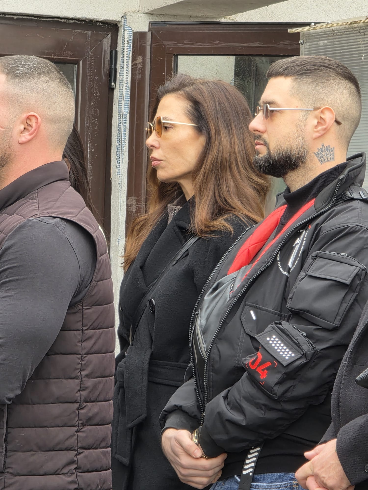 Samo dvoje pevača se pojavilo na sahrani majke Goge Sekulić: Pevačica ih uplakana čvrsto grlila