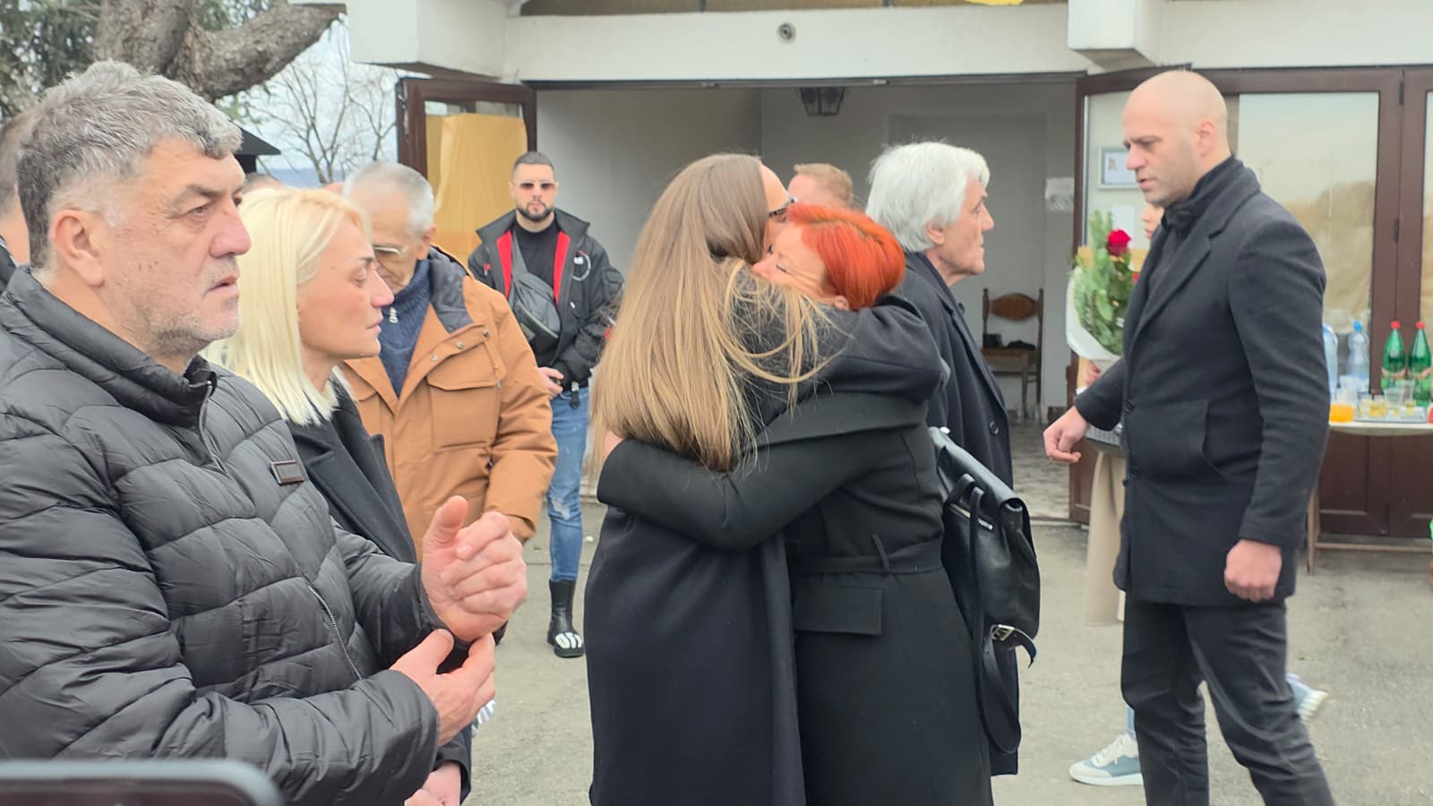 Samo dvoje pevača se pojavilo na sahrani majke Goge Sekulić: Pevačica ih uplakana čvrsto grlila