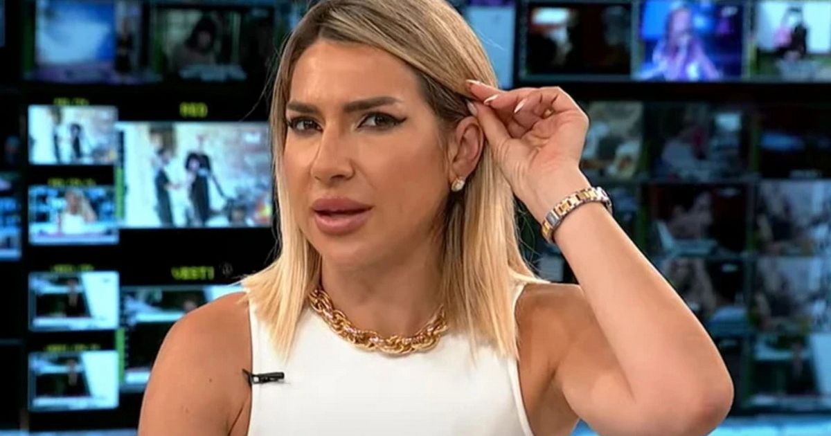 Вот как Йована разогревается перед утренней программой: покрутила бедрами и исполнила горячий танец на стуле в мини-юбке