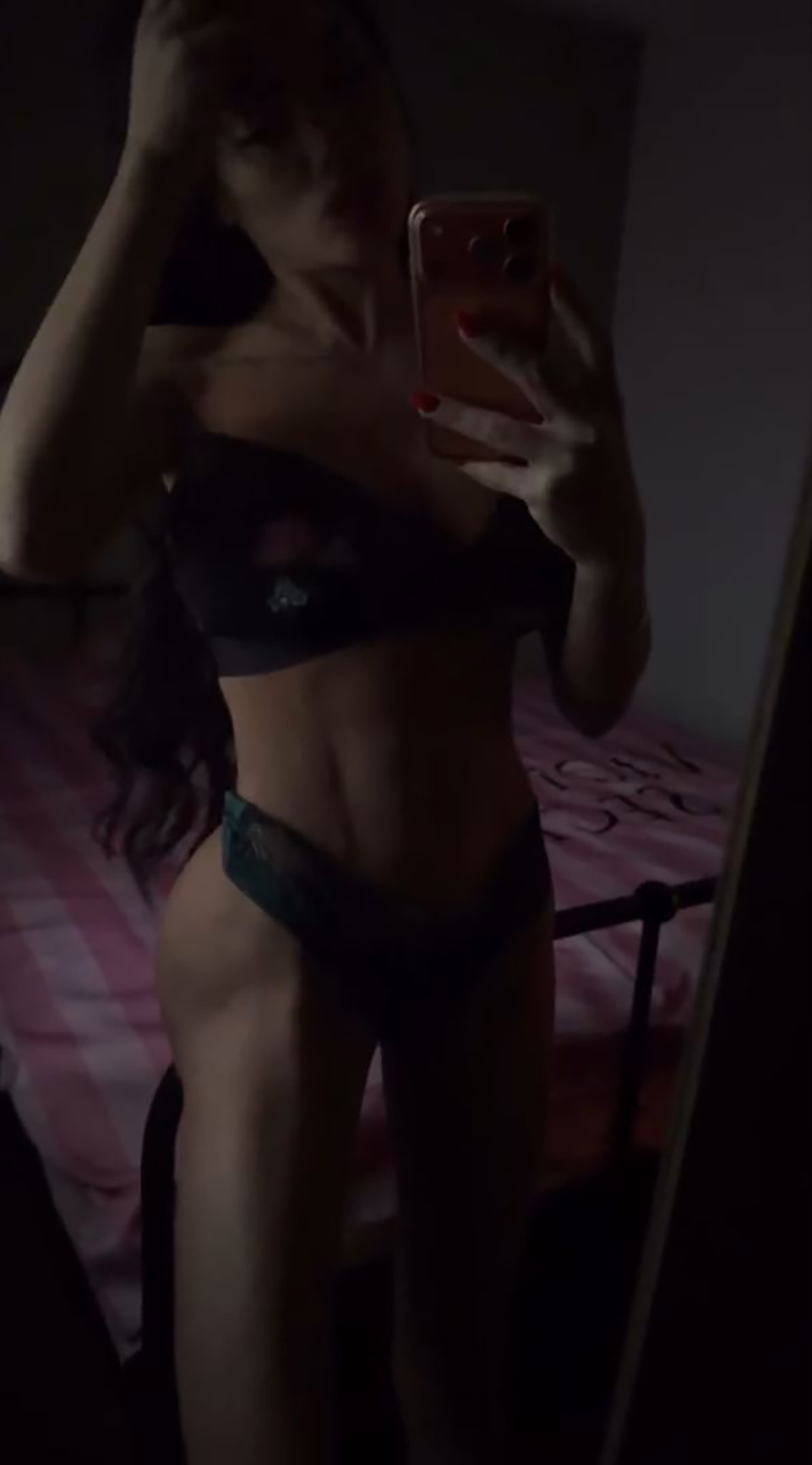 Isplivao kućni snimak Tamare Đurić! Uvija se u crnom čipkastom vešu u spavaćoj sobi, mišići joj se ocrtavaju