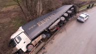 Stravične slike nakon saobraćajke kod Kraljeva! Vozač šlepera probio bankinu, pa sleteo u potok (FOTO/VIDEO)