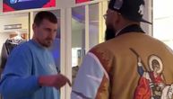 Tauns došao sa duksericom sa motivom Svetog Đorđa, Nikola Jokić ostao u šoku: "Pa to je srpska stvar?!"