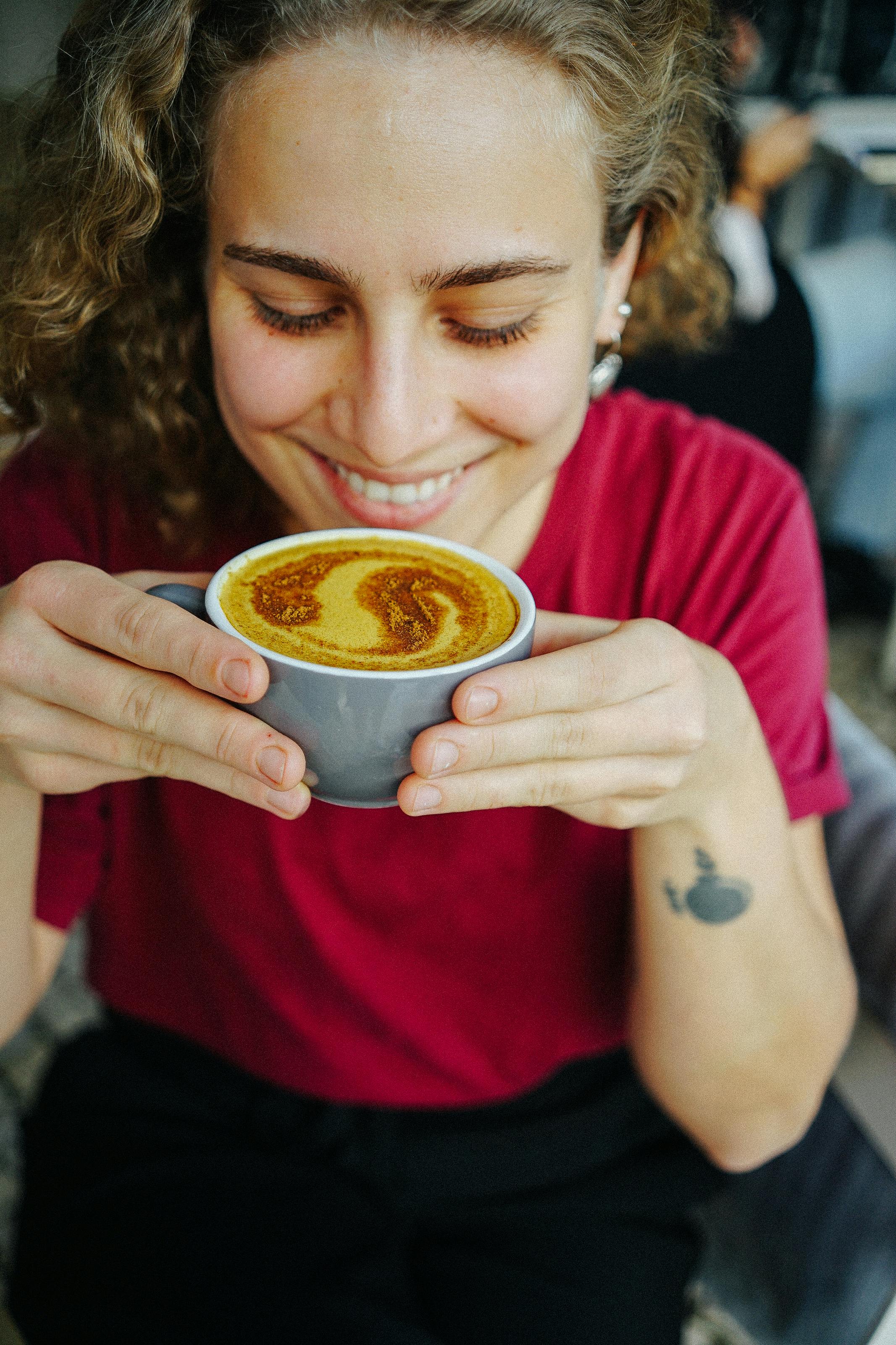 Zlatni late kod kuće: Tradicionalni indijski recept koji vašoj kafi daje snažan antioksidativni efekat