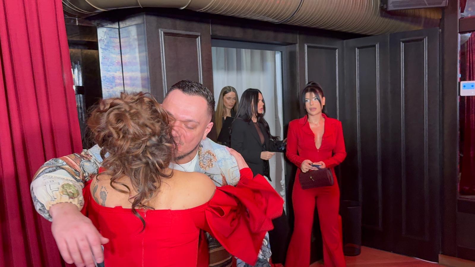 Gastoz sa novom devojkom došao na promociju kod Nadice Ademov: Ona kao živa vatra, nauljila bujni dekolte