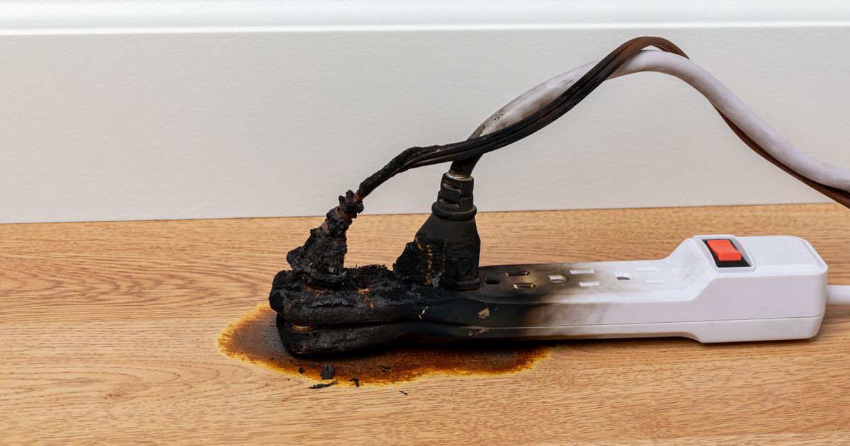 Nikada ne uključujte ove uređaje u produžni: Mogu izazvati pregrevanje i požar, posebno tokom kiše i vlage