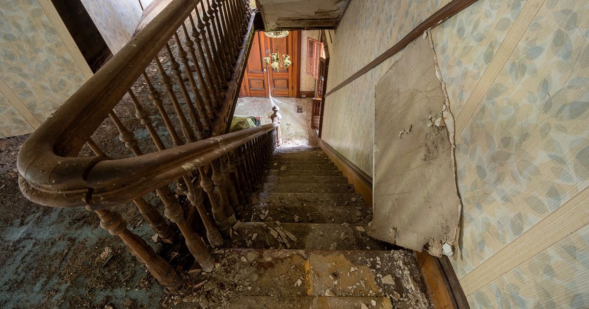 Renovated a house, then found a discovery older than the Titanic: See what was hidden under the stairs!