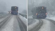 Sneg zavejao i Beograd, snimci su nestvarni! Vozači autobusa "voze sa sva 4", kolovoz prekriven, sve zavejano