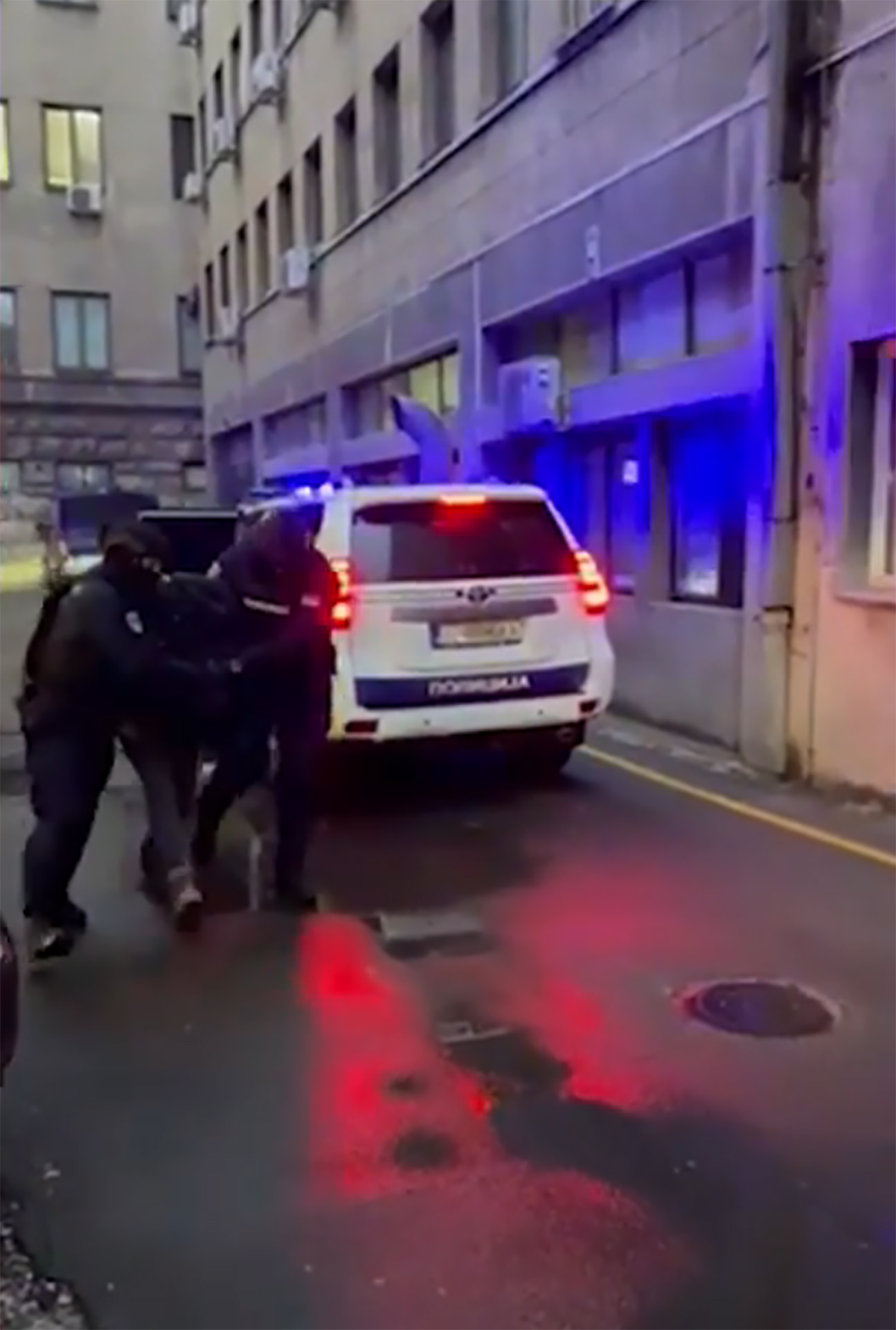 KRVAVA PORODIČNA DRAMA KOD PANČEVA: Tinejdžer (19) nakon svađe dohvatio kuhinjski NOŽ i zario ga ocu u nogu!