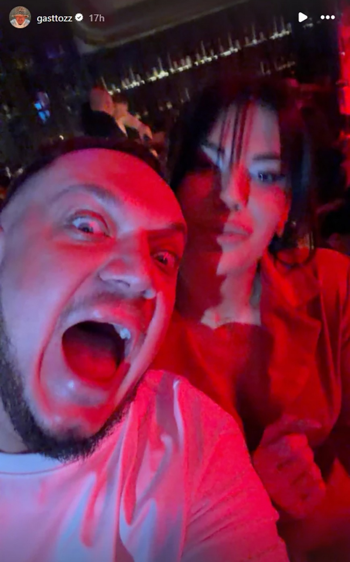 Gastoz ne skida osmeh kraj zgodne brinete! Nakon raskida je javno pokazuje, a večeras ulazi u Elitu