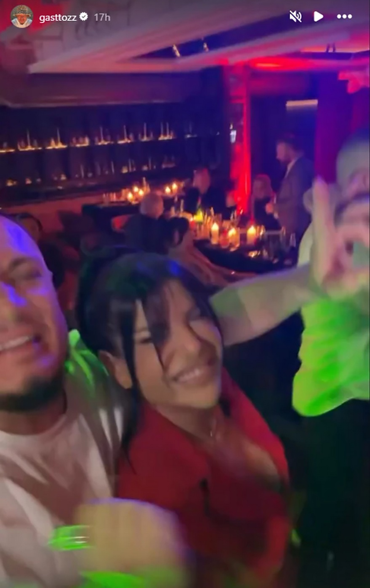 Gastoz ne skida osmeh kraj zgodne brinete! Nakon raskida je javno pokazuje, a večeras ulazi u Elitu