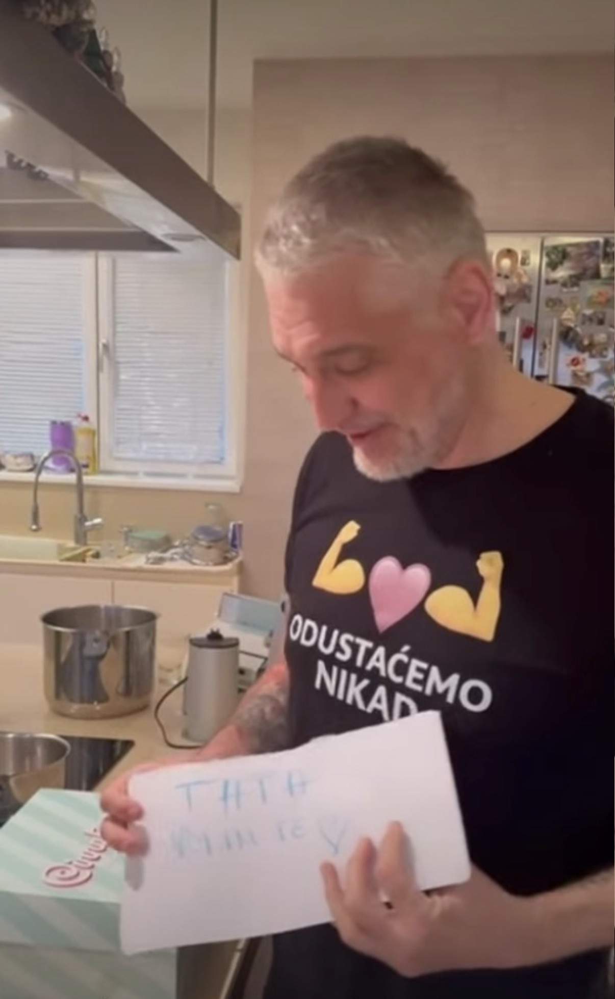 "Ja u fotelji, a ona gde god želi na meni" Čeda Jovanović pokazao sa kim se mazi u ranim jutarnjim časovima