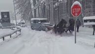 Hit snimak sa zavejanog Zlatibora! Ovo još nismo videli: Kombi se zaglavio u snegu, ONI mu pritekli u pomoć