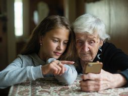 Mlada i stara osoba, mobilni telefon