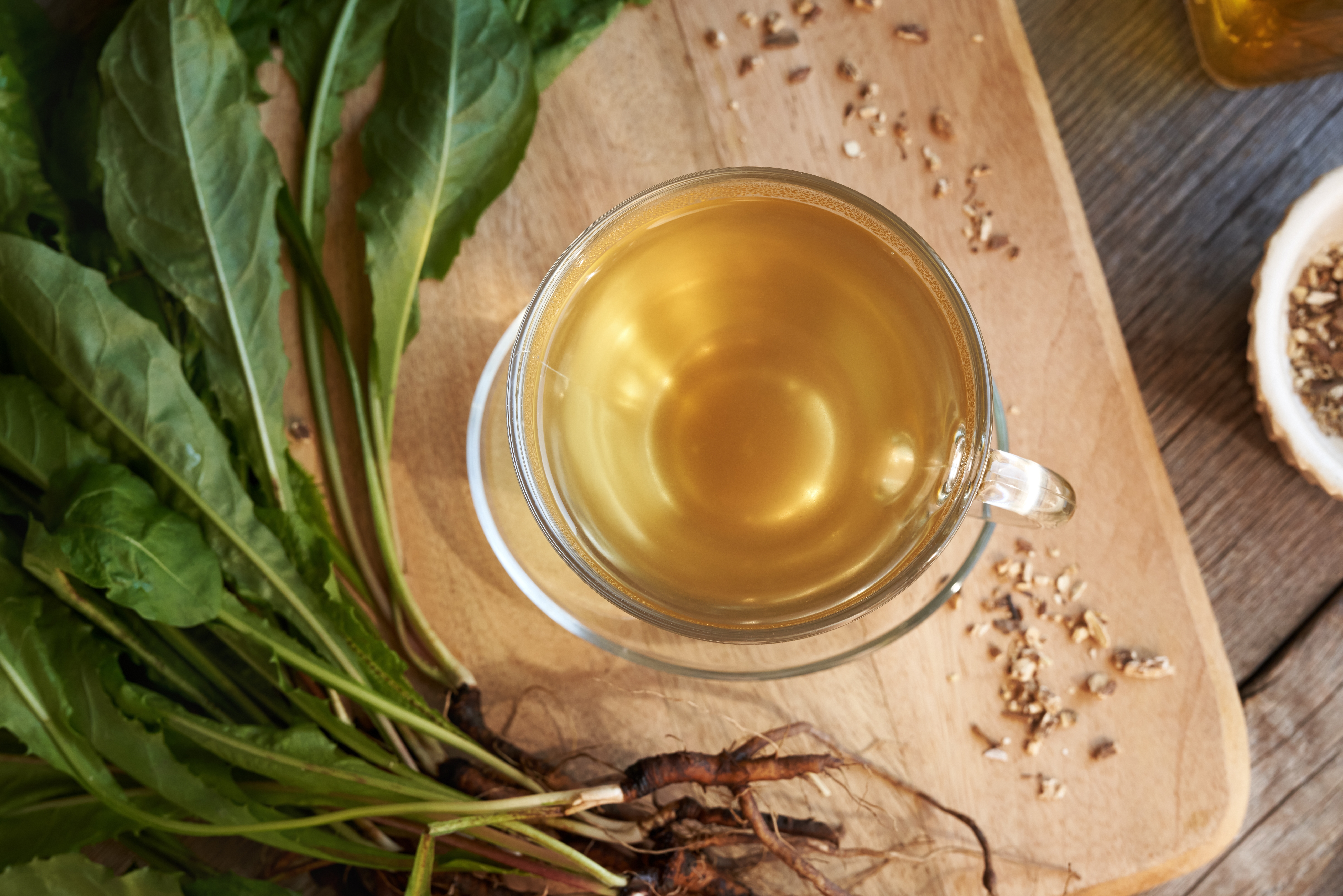 Biljka koja raste svuda i svi je gazimo, a telo je traži: Čisti jetru i pokreće organizam iznutra