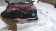 Sećate se ovoga? Dok su se drugi plašili da će ih elektronika izdati na mrazu, Lada Niva se palila na kurblu